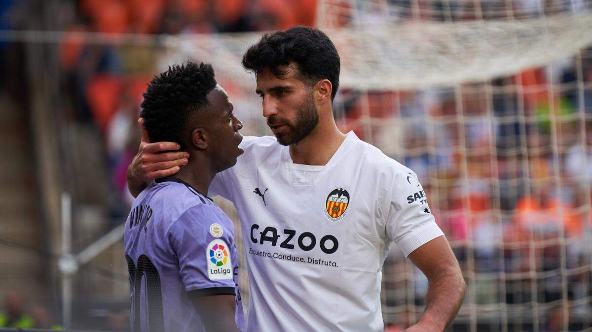 La policía española tomó medidas el martes tras el más reciente de abuso racial contra Vinicius Junior (izq.) al detener a siete personas que fueron acusadas de agresión racista hacia el astro del Real Madrid.