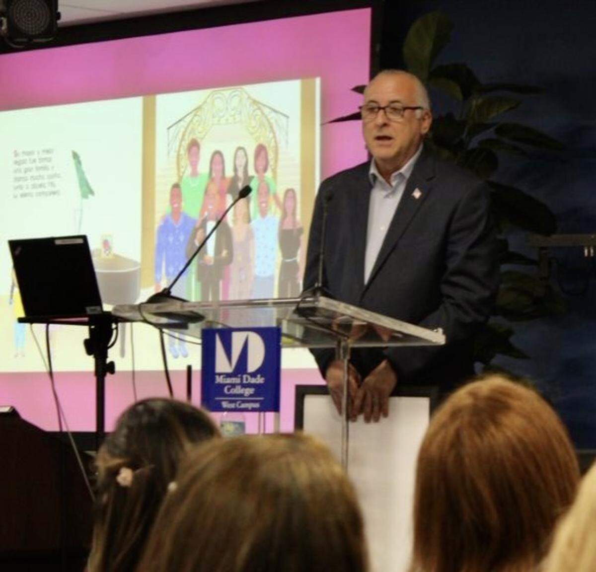 El alcalde Esteban Bovo durante la presentación del libro.