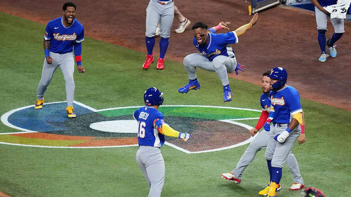 Wilyer Abreu #16 del equipo de Venezuela celebra su jonrón con el equipo durante la sexta entrada contra el equipo de Japón, durante el Clásico Mundial de Béisbol 2026 en loanDepot Park el sábado 14 de marzo de 2026 en Miami, Florida.