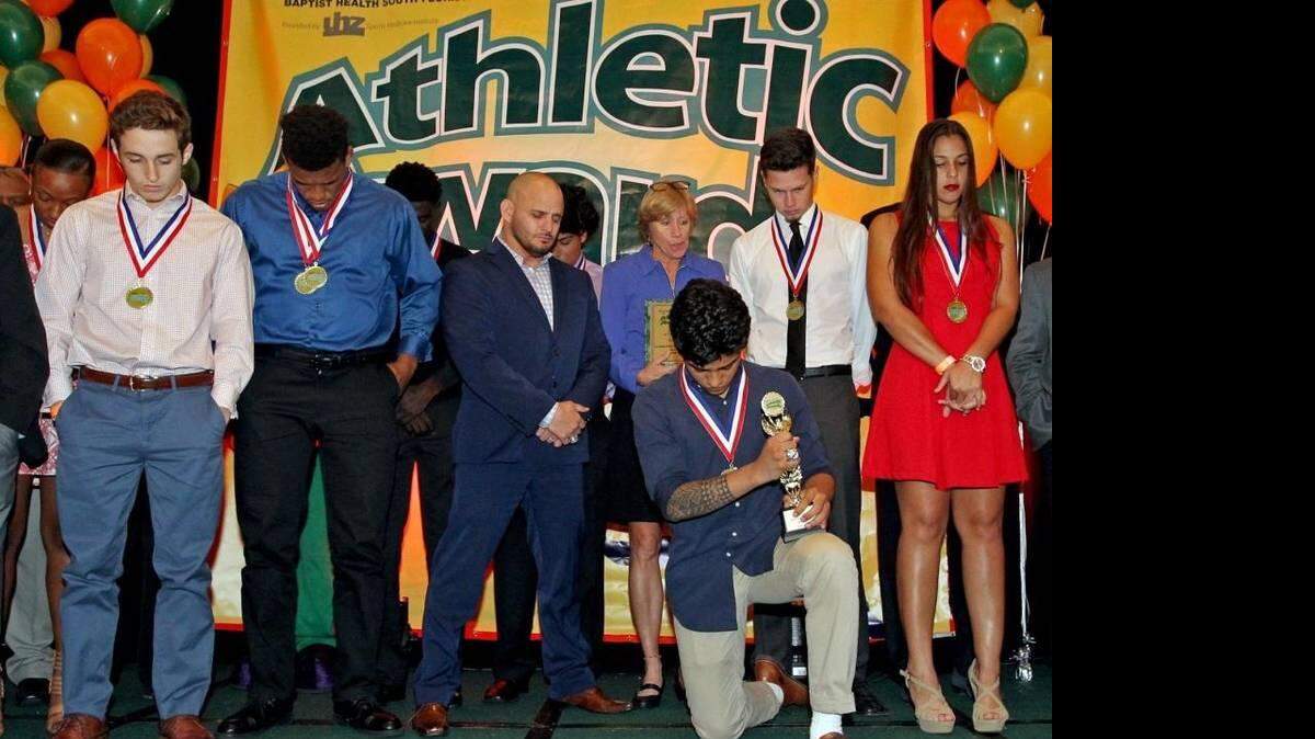 Estudiantes durante una entrega de premios de atletismo hacen una pausa para rendir homenaje a Javier Pérez.PATRICK FARRELL pfarrell@miamiherald.com