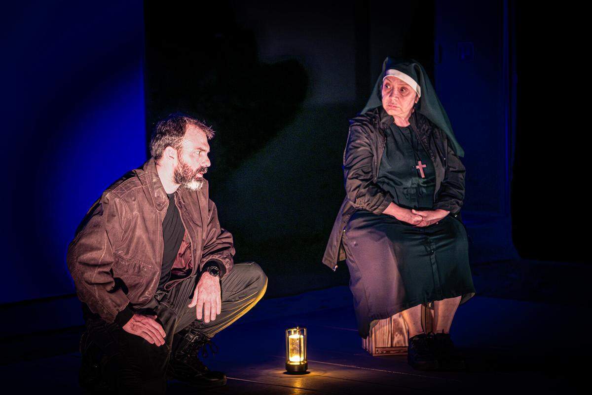 Caleb Casas (Oscar, el camionero) y Elba Escobar (la Hermana Cecilia).