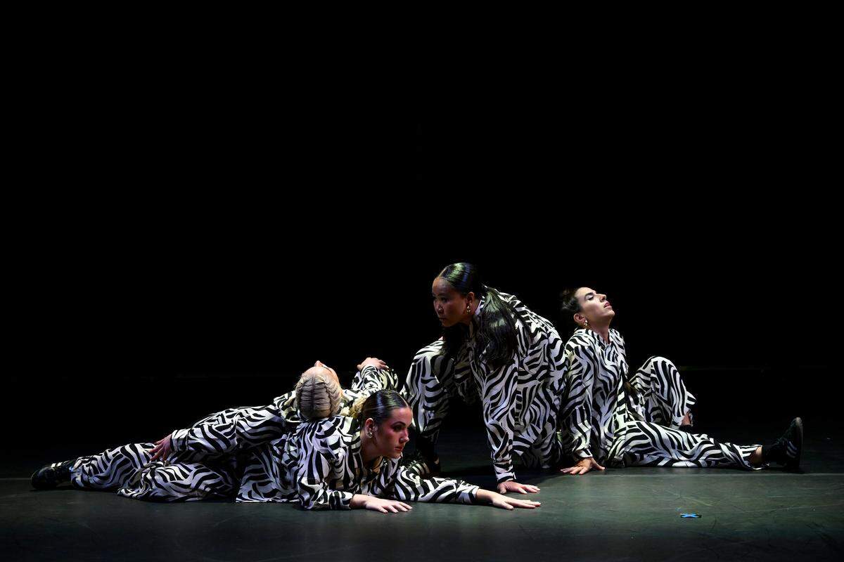  Las bailarinas de No Box Movement, Ashley Rodríguez, Daniela Cristiani, Stephanie Lim y J9 interpretan ‘Journey to the Sun’ (fragmento de ‘Ceremony’), con la coreografía de J9, fundadora de No Box. 