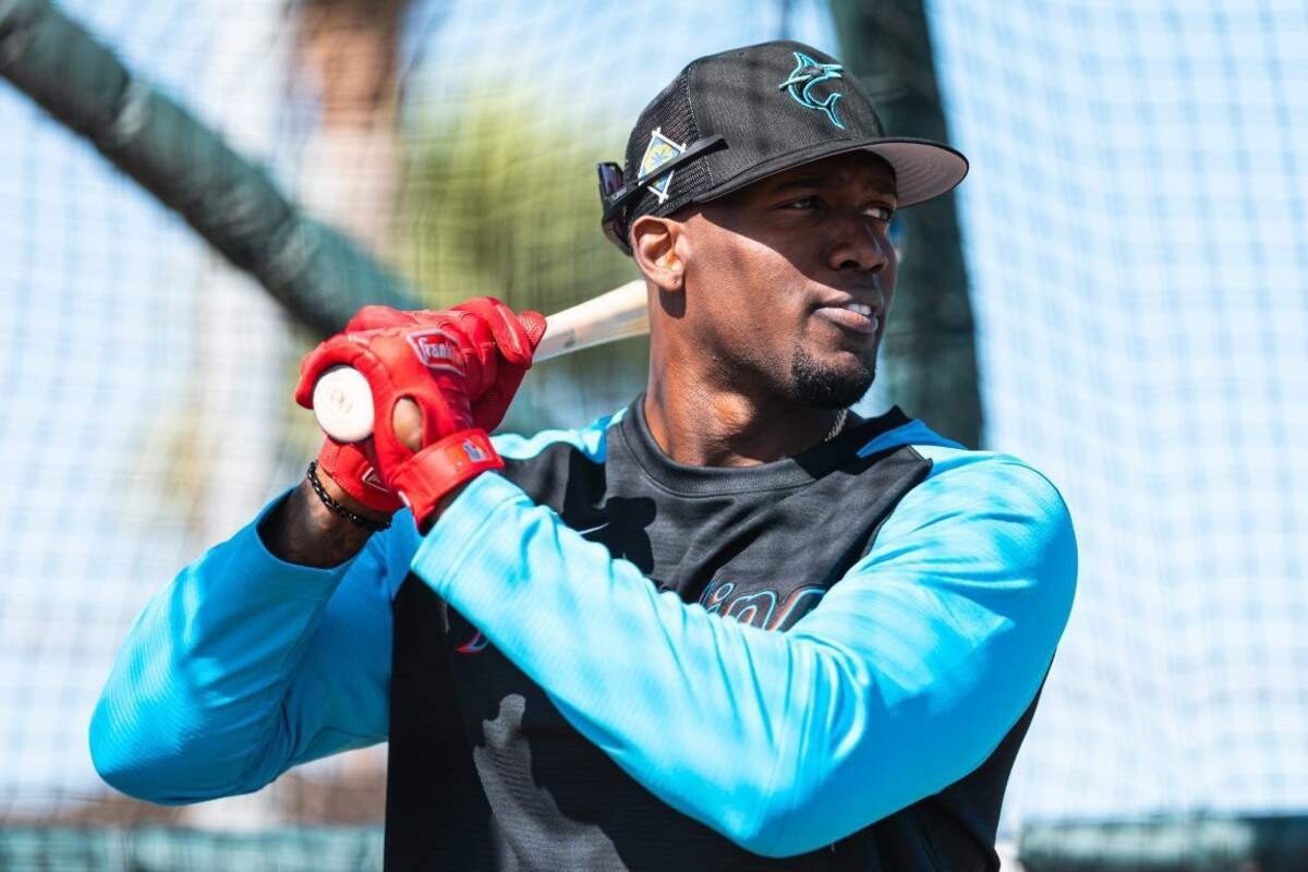 El jardinero y designado de los Miami Marlins, Jorge Soler, batea durante el entrenamiento de primavera en el Estadio Roger Dean, el martes 22 de marzo de 2022 en Jupiter, Florida.