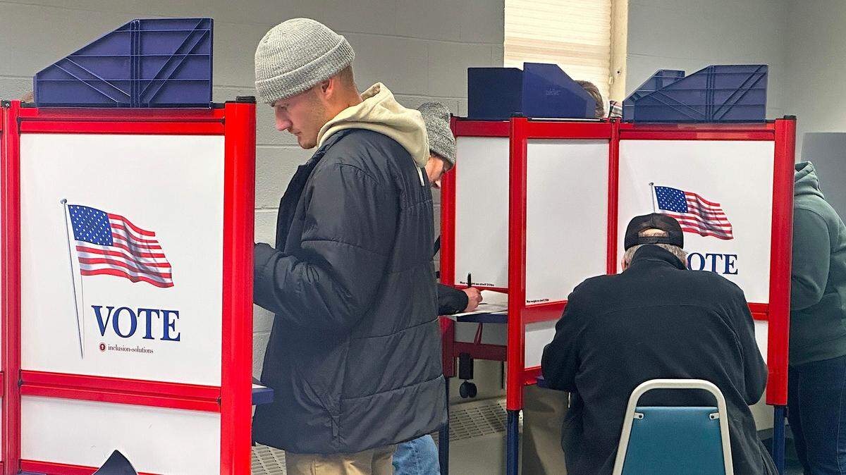 Residentes del Condado Charlevoix, en Michigan, llenan su boleta electoral el viernes 1 de noviembre de 2024, durante el periodo de votación anticipada.