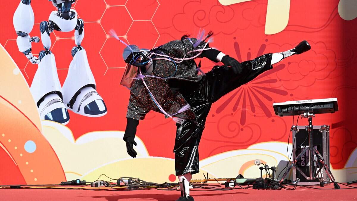 Un robot participa en una feria en un templo en el tercer día del Año Nuevo Lunar del Caballo en Pekín el 19 de febrero de 2026.