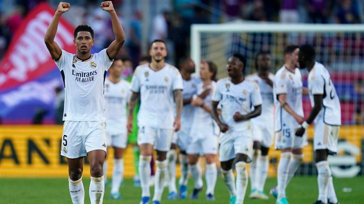Jude Bellingham celebra la victoria ante el Barcelona delante de sus compañeros del Real Madrid en el Estadio Lluis Companys de Barcelona, el 28 de octubre de 2023,
