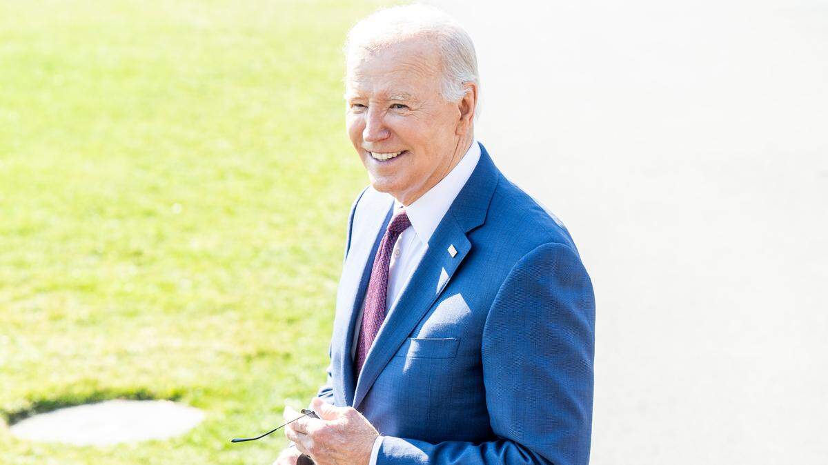 El gobierno del presidente Joe Biden anunció el miércoles 21 de febrero de 2024  la cancelación de la deuda estudiantil a unos 153,000 personas por préstamos que suman $1,200 millones. En la foto, Biden habla con reporteros antes de abordar el helicóptero Marine One desde la Casa Blanca, el martes 20 de febrero de 2024. 