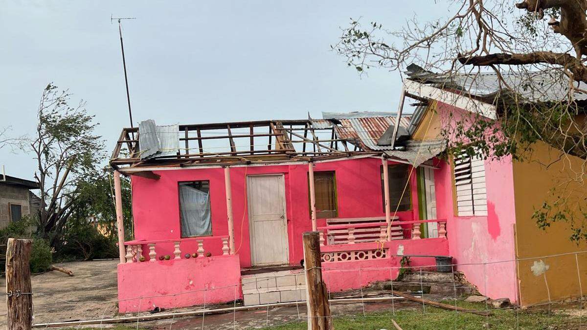 El huracán Beryl arrancó tejados y destruyó casas en Treasure Beach, una pequeña comunidad pesquera y turística frente a la costa sur de Jamaica. Los residentes evaluaron los daños el 4 de julio de 2024.