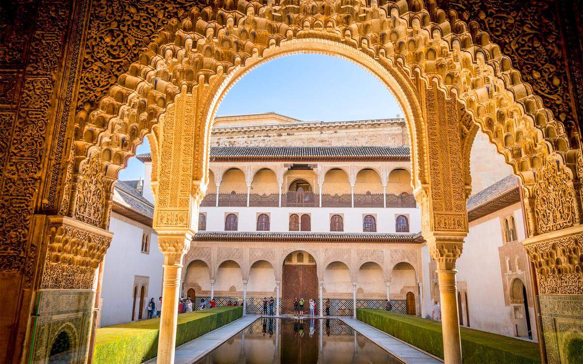 El eje fundamental de la riqueza patrimonial se encuentra en el conjunto de la Alhambra y el Generalife. 