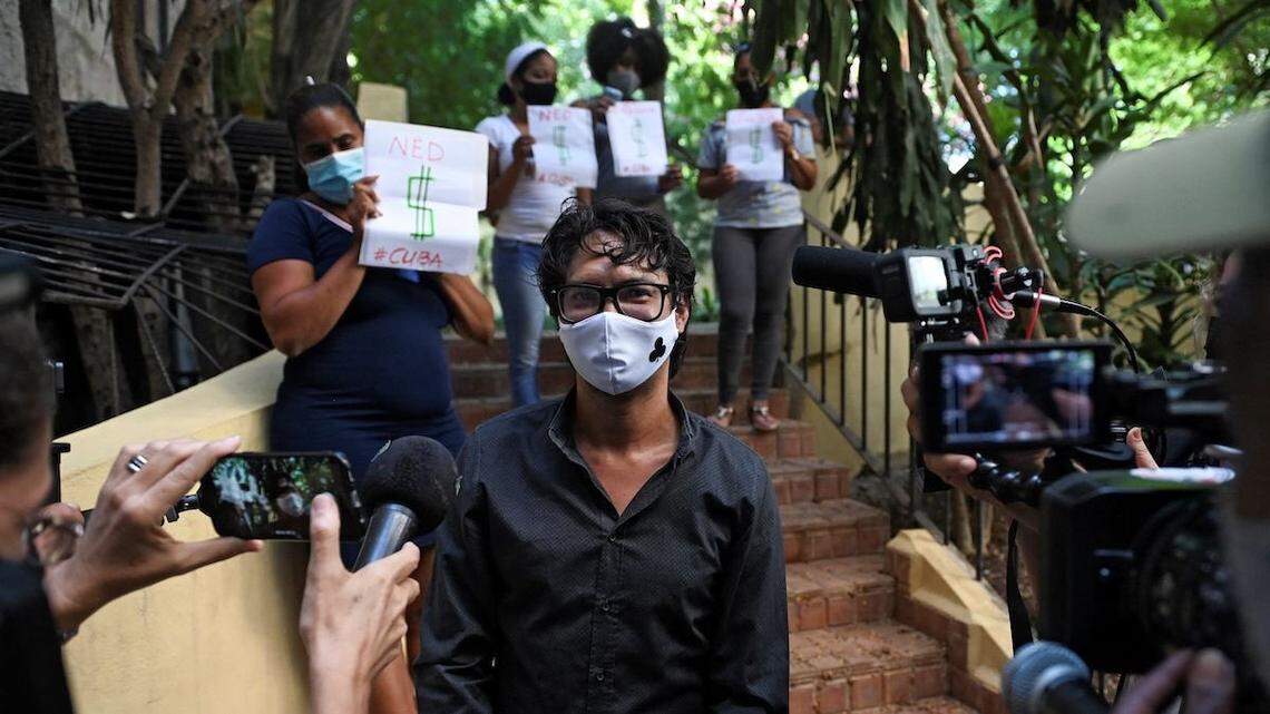 The playwright and actor Yunior García was received with an act of repudiation at the headquarters of the Municipal Assembly in Old Havana on Tuesday morning. Local authorities notified him that the November march being promoted by him and other members of the group Archipiélago is illegal.