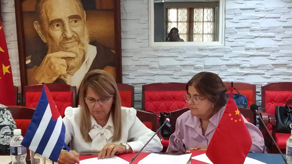 La nueva empresa mixta entre China y Cuba, creada el 7 de julio, planea producir chancletas con ayuda de paneles solares.
