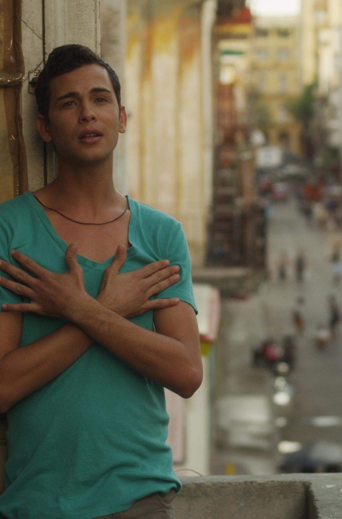 En Hulu el filme ‘Viva’ (2015) con las actuaciones de Héctor Medina, Jorge Perugorría y Laura Aleman Satorre. Drama producido entre Cuba e Irlanda retrata la vida de un joven maquillador de artistas drag queen en un bar de La Habana.