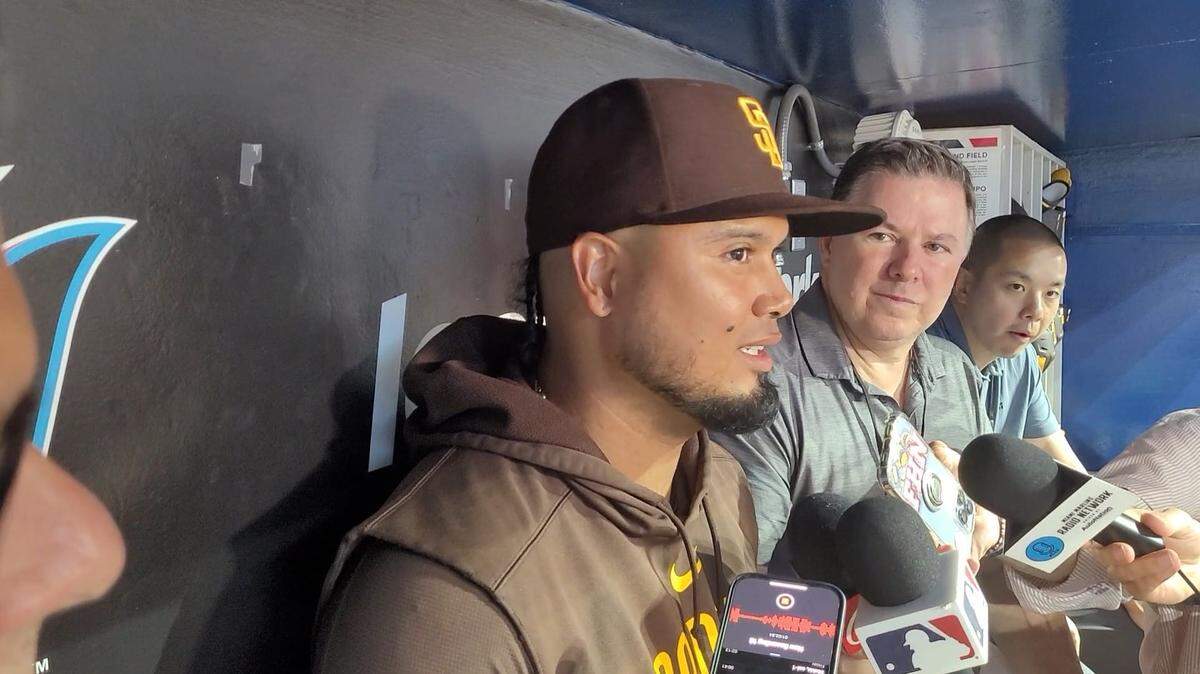 LUIS ARRAEZ conversa con la prensa en dugout de los Padres en el loanDepot park de los Miami Marlins.