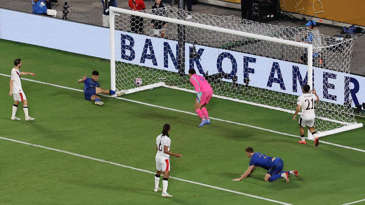 El delantero del Al Hilal Marcos Leonardo (izq.) anota desde el suelo el cuarto gol de su equipo que le dio el triunfo 4-3 ante el Manchester City, en el partido de octavos de final del Mundial de Clubes celebrado el 30 de junio de 2025 en Orlando, Florida.
