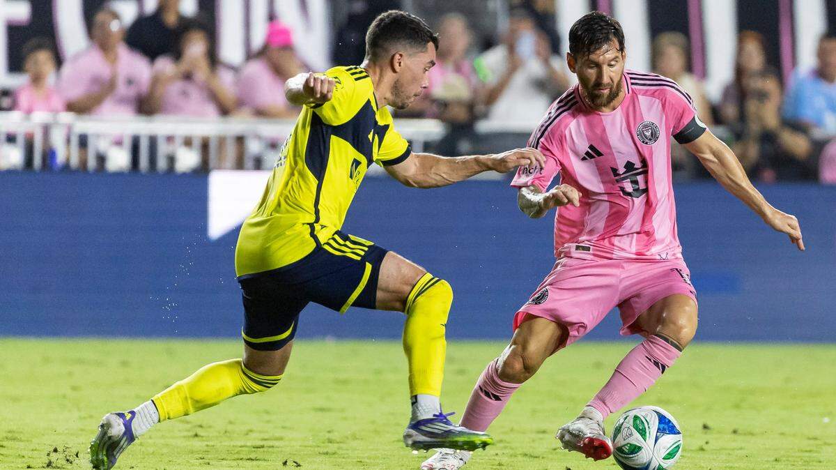 El delantero del Inter de Miami, Lionel Messi (10), corre con el balón mientras el defensor del Nashville SC, Daniel Lovitz (2), defiende en la segunda mitad de su partido de la MLS en el Chase Stadium el sábado 12 de julio de 2025, en Fort Lauderdale, Florida.