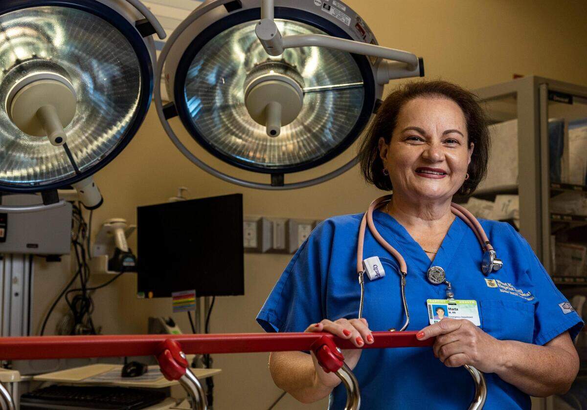 Una persona habitual en el departamento de emergencias de West Kendall Baptist Hospital, Marta Madrazo ha sido enfermera de emergencia durante 36 años. Se convirtió en enfermera registrada en 1984 y se unió a Baptist en 2004.