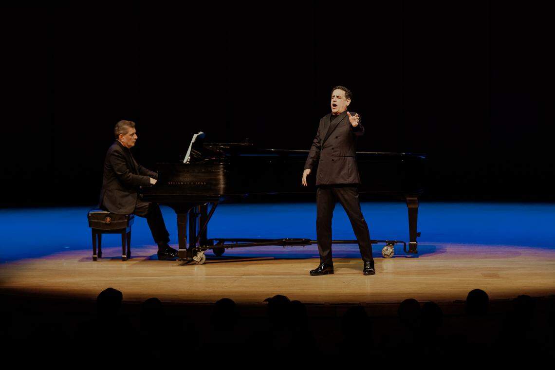 Juan Diego Flórez y Vincenzo Scalera (al piano), en el Knight Concert Hall del Arsht Center. 