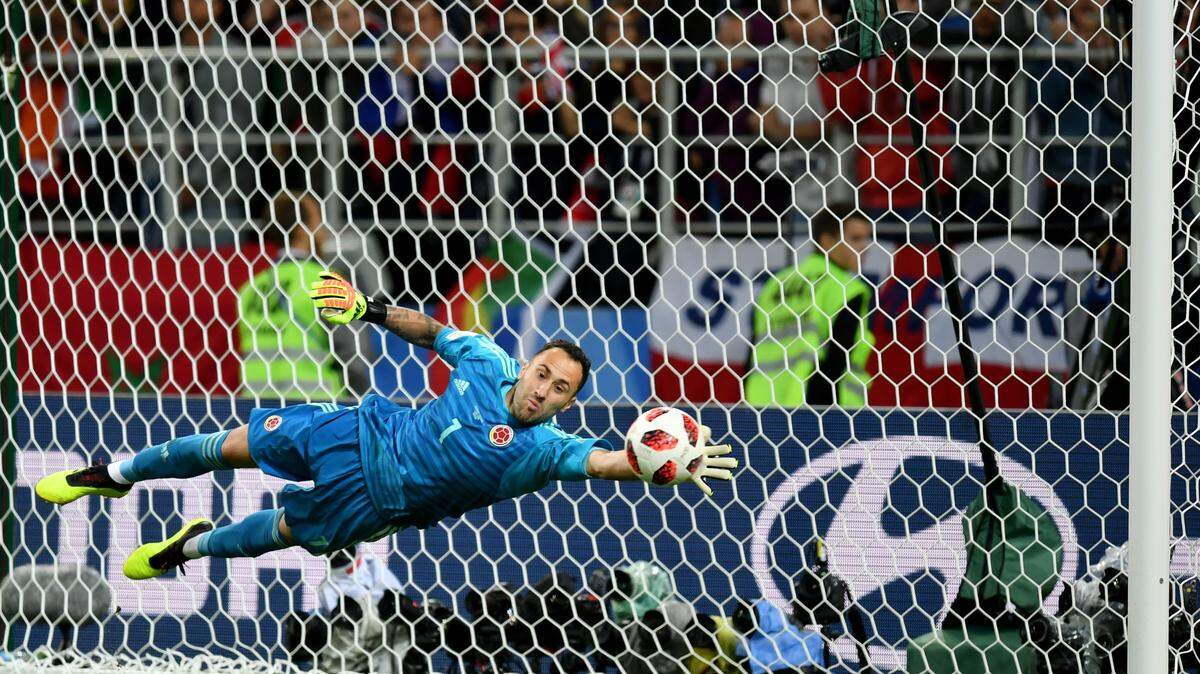 El portero de Colombia David Ospina se tira en la tanda de penales ante Inglaterra, el 3 de julio de 2018 en Moscú, Rusia.