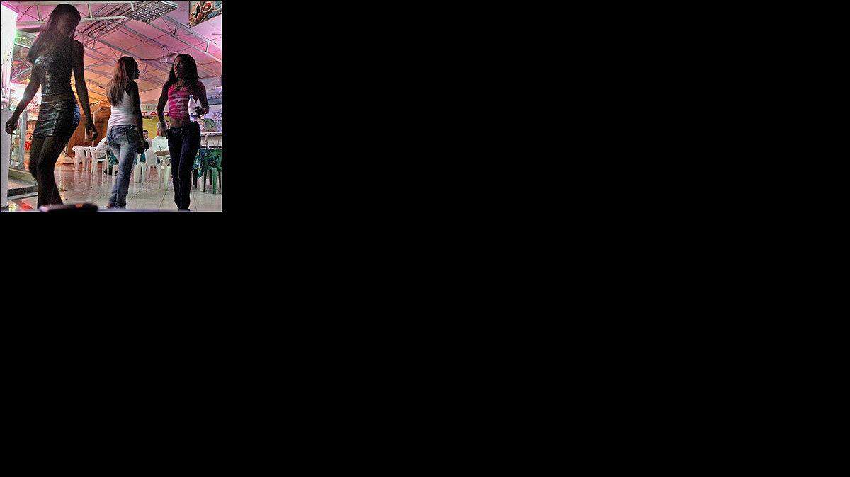 Jóvenes se pasean a los largo de la calle Duarte, ofreciendo sus servicios sexuales a turistas extranjeros, el 19 de septiembre.