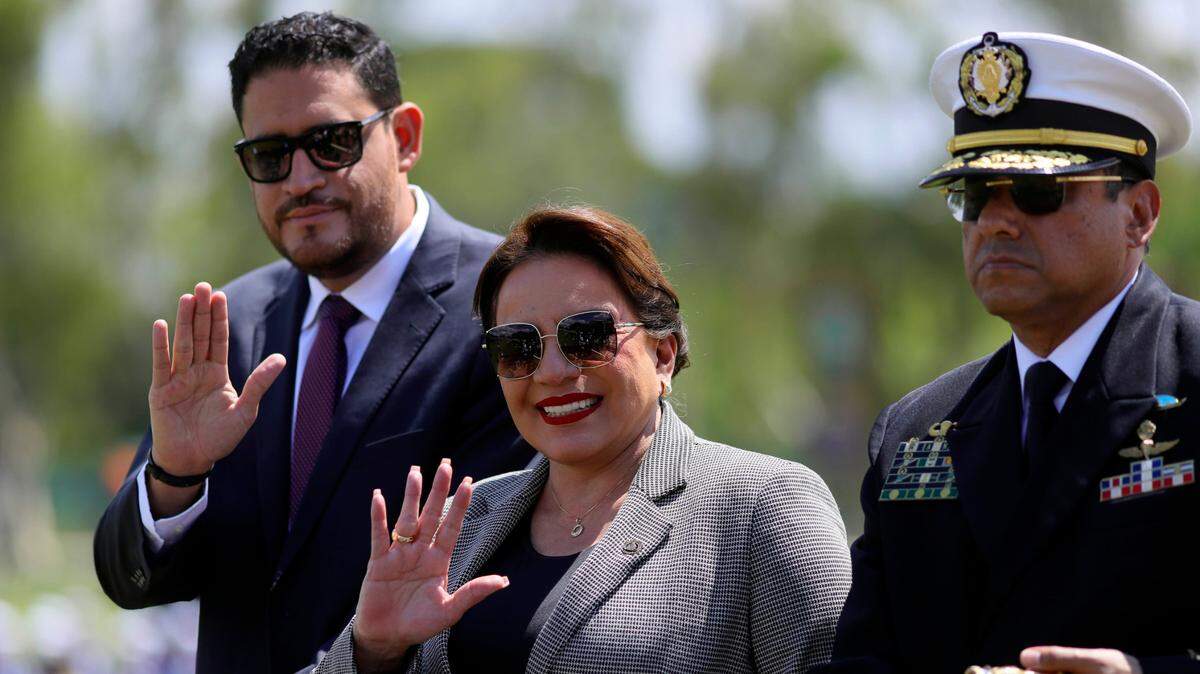 La presidenta de Honduras, Xiomara Castro, participa en la celebración del Día del Soldado, en Tegucigalpa, el 4 de octubre de 2024.