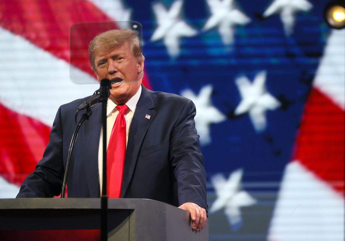 El presidente de Estados Unidos, Donald Trump, sacó este lunes pecho por promover los intereses de Estados Unidos en todo el mundo con medidas como las deportaciones masivas tras dos semanas desde su llegada a la presidencia del país.