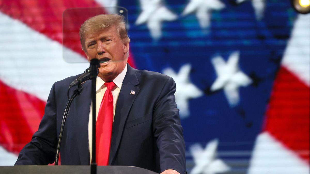 El presidente de Estados Unidos, Donald Trump, sacó este lunes pecho por promover los intereses de Estados Unidos en todo el mundo con medidas como las deportaciones masivas tras dos semanas desde su llegada a la presidencia del país.