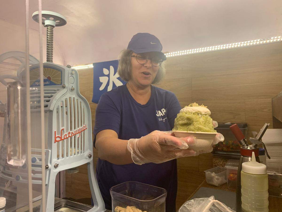 María Elena Fonseca sirve helado japonés en el carrito de Japow en el Miami Design District durante la semana de Art Basel, cuando los negocios reciben más clientela y pueden presentar sus productos a un público internacional.