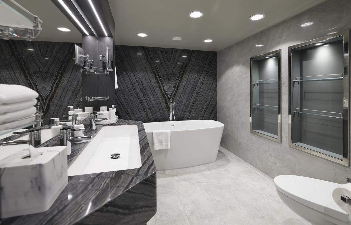 El baño principal dentro de la Royal Suite, ubicada en el MSC Yacht Club del MSC Poesia, atracado en PortMiami, Miami, Florida, el miércoles 22 de abril de 2026.