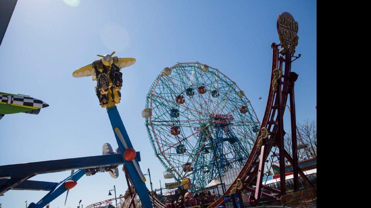 La gente monta en el parque de diversiones Coney Island el 29 de marzo de 2015, en la ciudad de Nueva York. Varias empresas de Coney Island, incluyendo Luna Park, abrieron hoy para la temporada actual.
