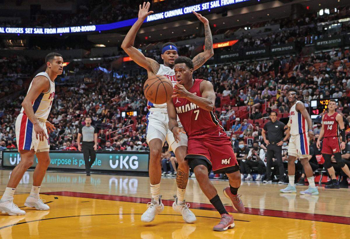 El armador del Heat Kyle Herro entra al aro ante la defensa de los Pistons de Detroit, en el partido celebrado el 23 de diciembre de 2021 en Miami.