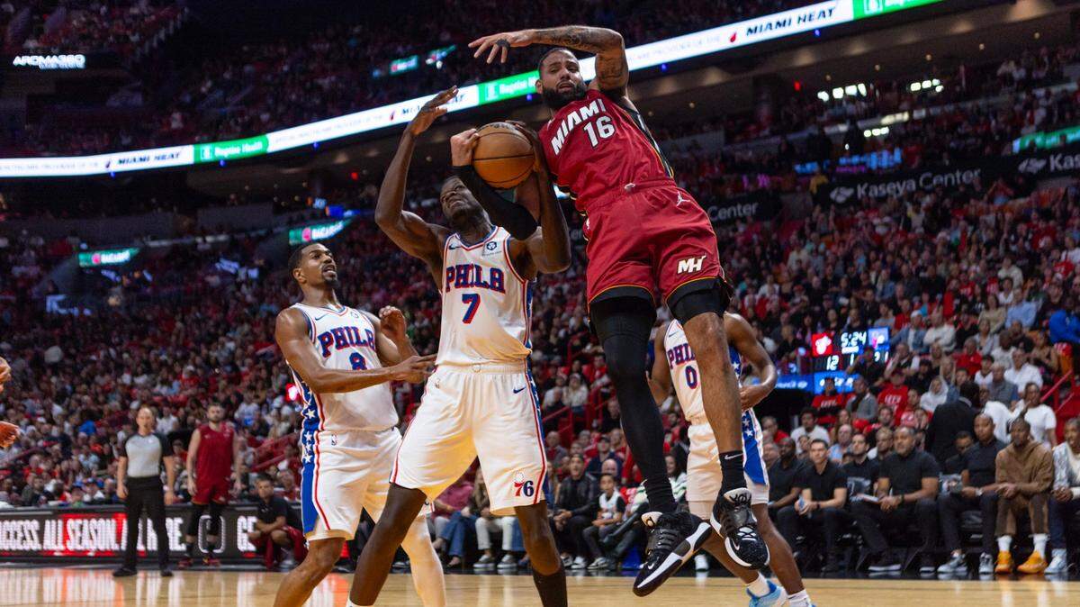 Caleb Martin (16) se torció el tobillo en el primer cuarto del partido del Heat contra los Sixers de Filadelfia, celebrado el 25 de diciembre de 2023 en Miami.