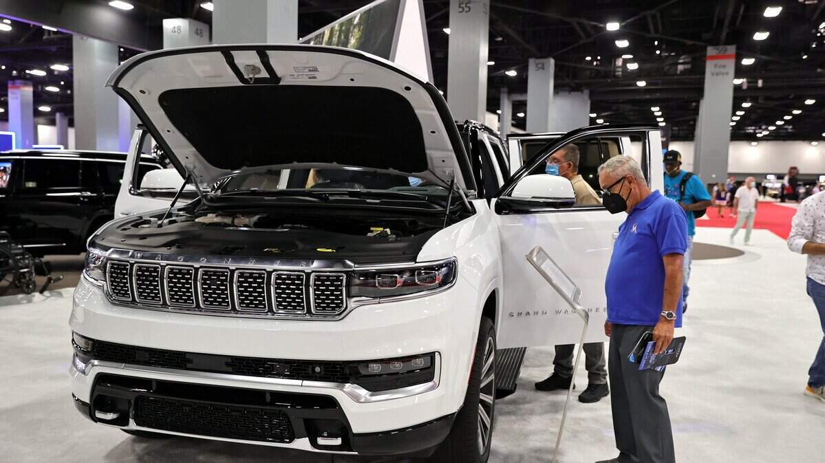 Entusiastas de los automóviles se reúnen alrededor del Jeep Grand Wagoneer 2022 en el Salón Internacional del Automóvil de Miami, en el Centro de Convenciones de Miami Beach, el domingo 17 de octubre de 2021 en Miami Beach, Florida.