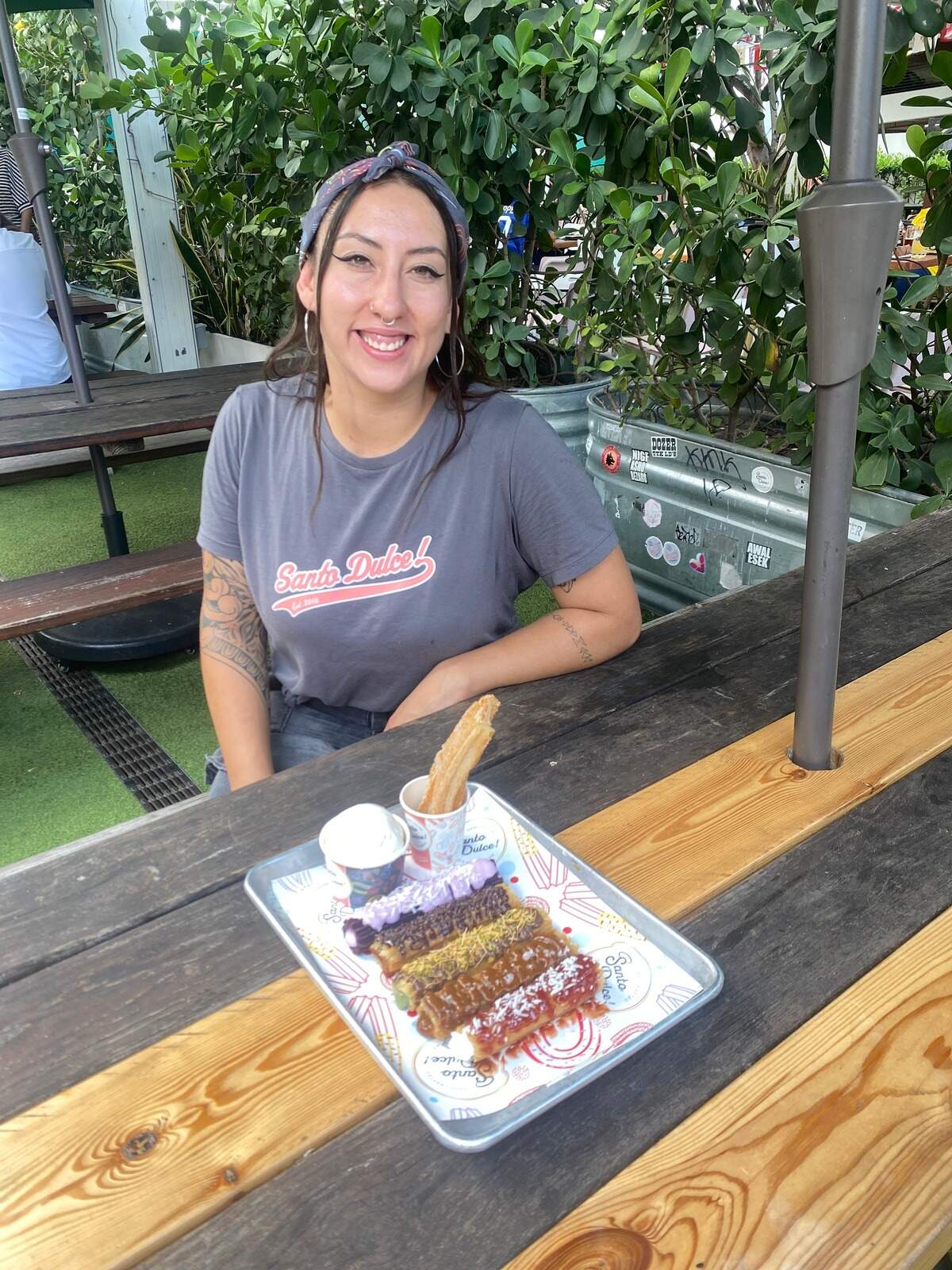 Gabriela Mejía, gerente de Santo Dulce! con los churros mundiales, inspirados en equipos del Mundial como el Albiceleste, de Argentina, la Roja, de España, y la Tricolor, de Colombia, que llevan ingredientes como dulce de leche, chocolate, guayaba, queso de cabra y llanero.