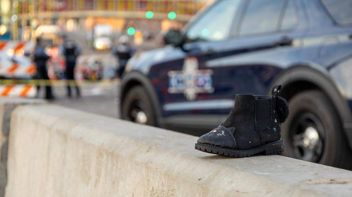Un zapato se ve en el lugar después de un tiroteo en Kansas City, Missouri, Estados Unidos, 14 de febrero de 2024.