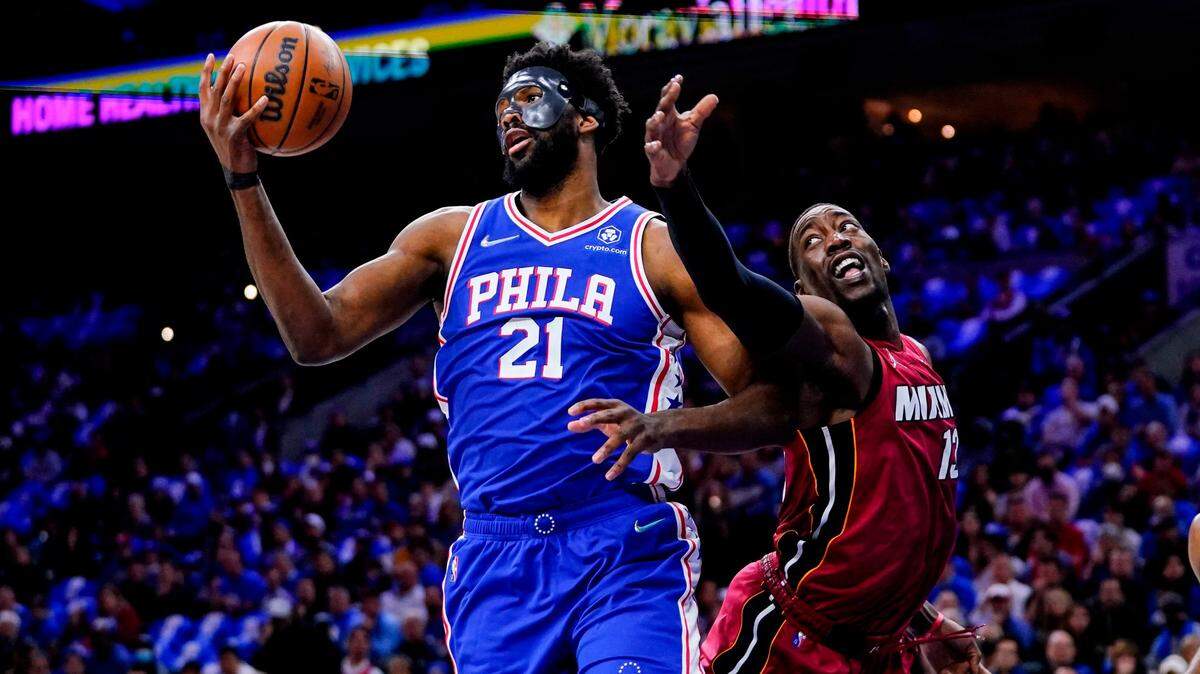 El centro de los 76ers Joel Embiid (21) y el del Heat Bam Adebayo luchan por un balón, en el partido celebrado el 6 de mayo de 2022 en Filadelfia.