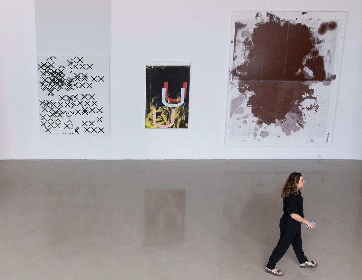 Jessica Katz, directora de Christie’s Miami, pasa junto a obras que fueron propiedad de Rosa de la Cruz en la Colección de la Cruz el lunes 8 de abril de 2024, en Miami, Florida. Christies’s comenzará a vender obras de la colección de De la Cruz en mayo.
