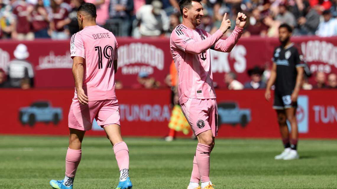 Lionel Messi, n.º 10 del Inter Miami CF, celebra haber anotado el primer gol de su equipo durante el partido de la MLS entre el Colorado Rapids y el Inter Miami CF en el Empower Field at Mile High, el 18 de abril de 2026 en Denver, Colorado.