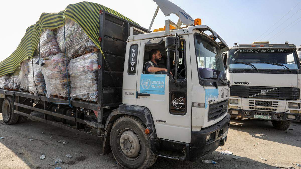 Camiones de UNRWA, la agencia de la ONU que se encarga de administrar la ayuda humanitaria en Gaza, llegan a Rafah para distribuir alimentos, el 18 de diciembre de 2023.