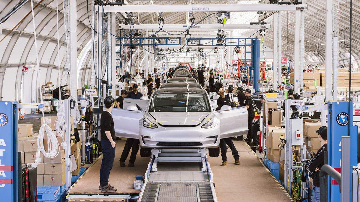 La línea de ensamblaje de los autos eléctricos Tesla en Fremont, California, en una imagen de junio del 2018. El gobierno del presidente Trump ha propuesto un arancel del 25 por ciento a los autos y piezas importados.