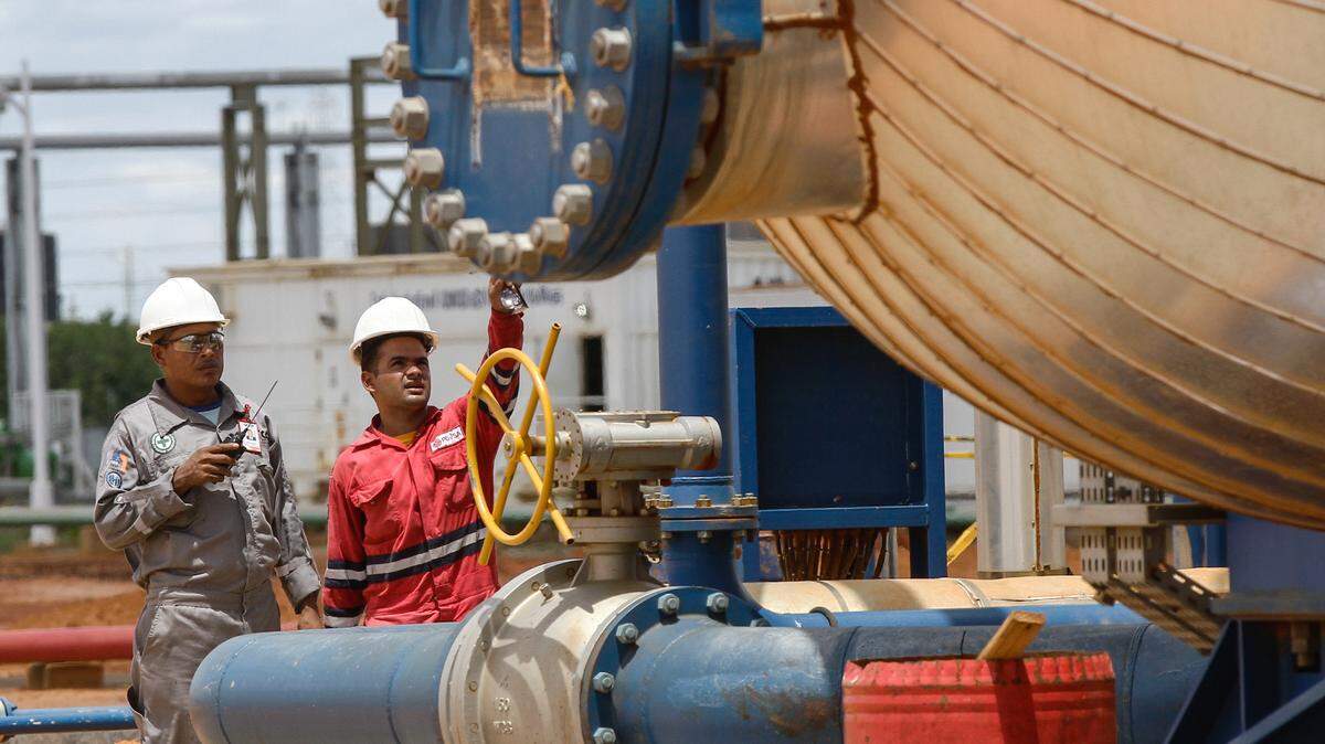 Foto de archivo del 7 de agosto de 2016 que muestra a obreros de la empresa estatal Petróleos de Venezuela (PDVSA) trabajando en planta petrolera SINOVENSA S.A., una inversión venezolana-china, en la Faja Petrolífera del Orinoco, en el estado Monagas. 