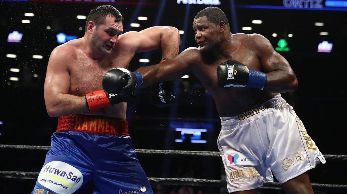 Luis Ortiz (der.) lanza un golpe a Christian Hammer en la pelea celebrada el 2 de marzo de 2019 en Nueva York.