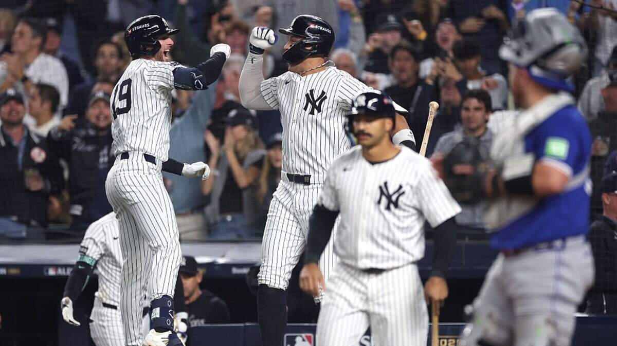 Ryan McMahon (izq.) celebra con Aaron Judge tras pegar un jonrón para los Yankees en el tercer inning del partido ante los Azulejos de Toronto, efectuado el 8 de octubre de 2025 en Nueva York.
