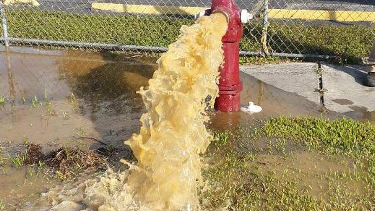 Drenaje de agua de un hidrante en la Ciudad de Hialeah.
