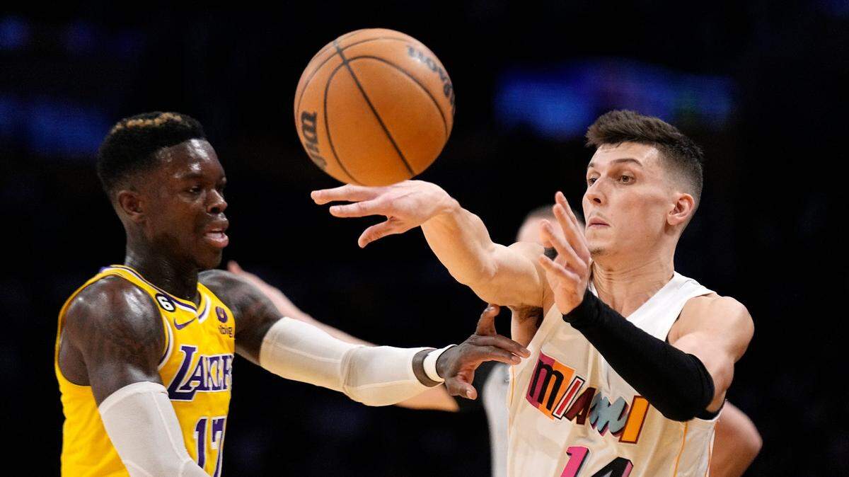 El escolta del Heat Tyler Herro (der.) trata de pasar la pelota ante la marca de Dennis Schroder, de los Lakers, en el partido celebrado el 4 de enero de 2023 en Los Angeles.
