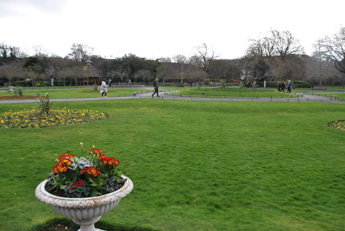 Esta zona verde, ubicada detrás del Castillo de Dublín, es lugar muy agradable para que los viajeros descansen. Se cree que fue un lago negro que dio a la ciudad su nombre, ya que los vikingos los llamaron Dubh Lin, es decir, lago negro.