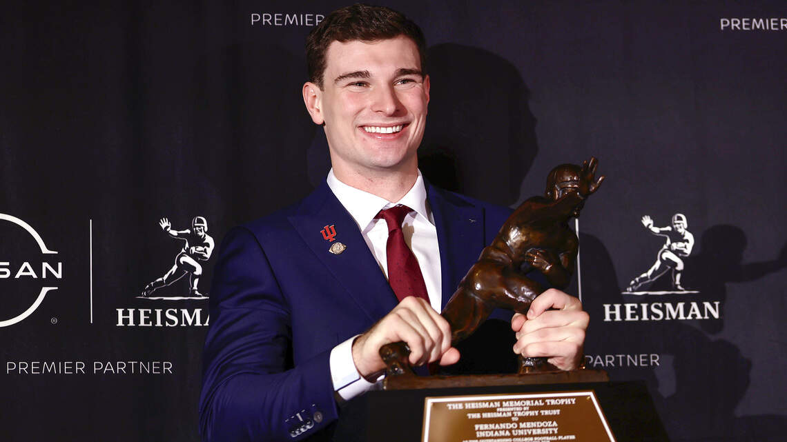 Quarterback de origen cubano gana el trofeo más importante del football. ¿Quién es Fernando Mendoza?