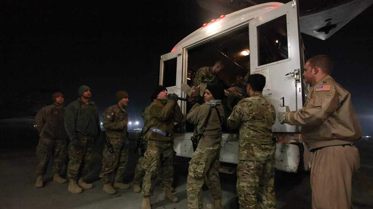 Soldados estadounidenses descargan armas para abordar un avión de carga C-17 en la base aérea de Bagram, Afganistán, el 5 de diciembre de 2012.