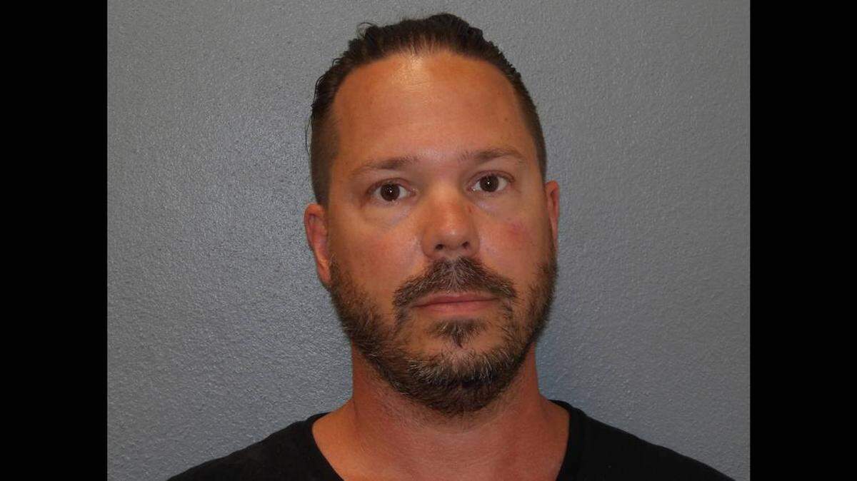 El sábado, la policía del Condado Monroe anunció el arresto de Jeffrey Scott Kesling Jr., de 43 años, por tres delitos graves de agresión sexual.