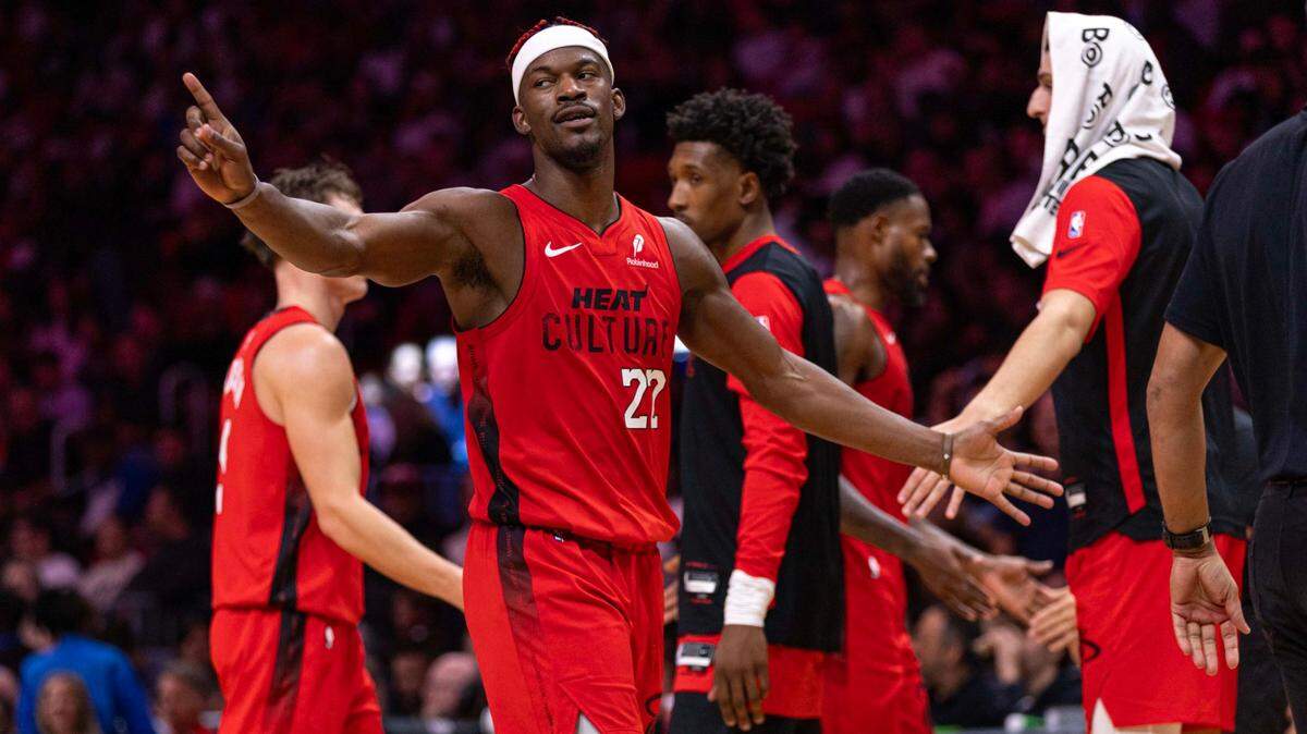 El delantero del Miami Heat Jimmy Butler (22) reacciona después de una falta durante la primera mitad de un partido de la NBA contra los Dallas Mavericks en el Kaseya Center el domingo 24 de noviembre de 2024, en Miami, Florida.