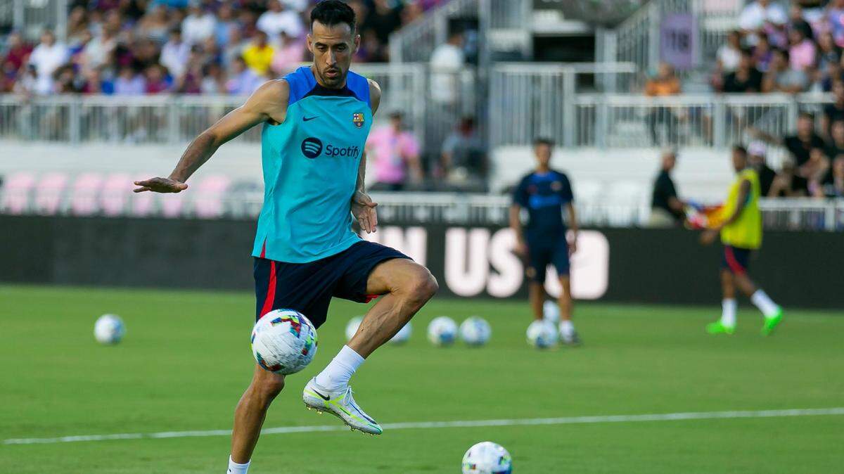 Sergio Busquets (5) participa en un entrenamiento del FC Barcelona antes de su partido amistoso contra el Inter Miami CF en el DRV PNK Stadium el lunes 18 de julio de 2022. El mediocampista dejó la selección española en diciembre tras disputar su cuarto Mundial.